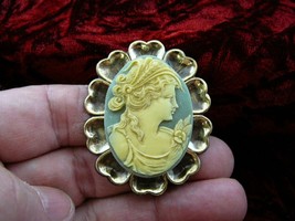 (CM20-30) WOMAN in hair band gray + white CAMEO brass Pin Pendant JEWELR... - €29,95 EUR