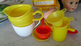 Lot of Vintage Irwin Plastic Childrens Kitchen Items Cups Pan More LOOK - £18.82 GBP