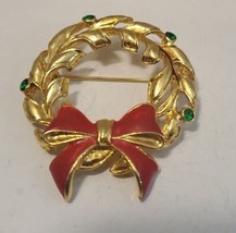 Holiday Vintage 1970s Signed AAi Enamel &amp; Gold Tone Christmas Wreath Brooch - £10.28 GBP