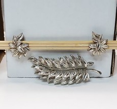 Vintage Silver-tone Textured Leaf Brooch Pin &amp; Matching Clip-on Earrings Jewelry - £17.60 GBP