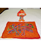 VINT. HAND EMBROIDERED KUNA MOLA TEXTILE- BIRD w/FLANKING FLAG POLES on ... - $922.02 MXN