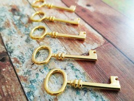 25 Skeleton Key Pendants Wedding Favors Vintage Style Shiny Gold Barrel Charms - £4.75 GBP