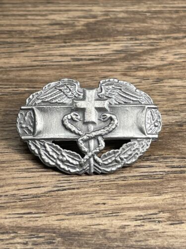 US Army Combat Medic Award Badge Cap Pin Military Militaria KG - $9.89