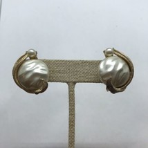 Vintage Kramer Faux Pearl Clip On Earrings Mod Retro MCM classiccore - £7.93 GBP