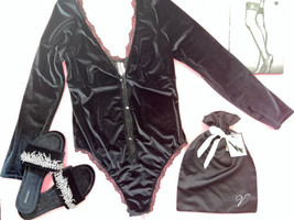 Victoria&#39;s Secret L, XL Osito Mono Enterizo + Pantuflas Velour Negro Cry... - $155.91