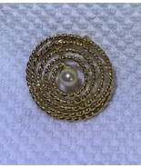 Vintage 1980’s Gold Tone Circle Ropes Design Faux Pearl Center Brooch 1.... - £10.10 GBP