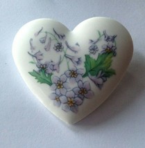 Avon Pin Brooch Floral Porcelain White Heart Lavender/Purple  Flowers - £15.01 GBP