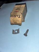 OEM Briggs &amp; Stratton Throttle Casing Clamp w/ Screw 22372 - Genuine (BS1) - €4,33 EUR