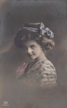 Bella Giovane Girl-Brunette-Ribbon IN Capelli ~ Foto Cartolina - £8.21 GBP