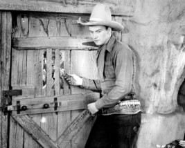 John Wayne in early 1930&#39;s western wearing tall hat &amp; gunbelt 5x7 inch photo - $7.99