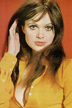 Madeline Smith sexy 1970&#39;s studio portrait huge cleavage 4x6 inch real p... - $88.18 MXN