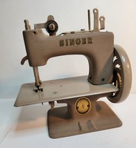 Child&#39;s Singer Sewing Machine No. 29962 - £117.25 GBP