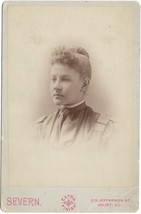Cabinet Card Photo - Attractive Young Lady Short Hair, Nice Dress -Named - Ill. - £7.23 GBP
