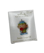 2010 Sweet Treat Elf ~ Holding Lollipop ~ Hallmark Miniature Ornament - €8,62 EUR
