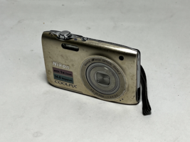 Nikon COOLPIX S3100 14.0MP Digital Camera - Silver - £71.00 GBP