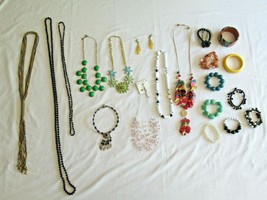 Vintage &amp; Mod Jewelry Lot Necklaces Bracelets Bangles Wood Metal Pearls Flowers - £15.28 GBP