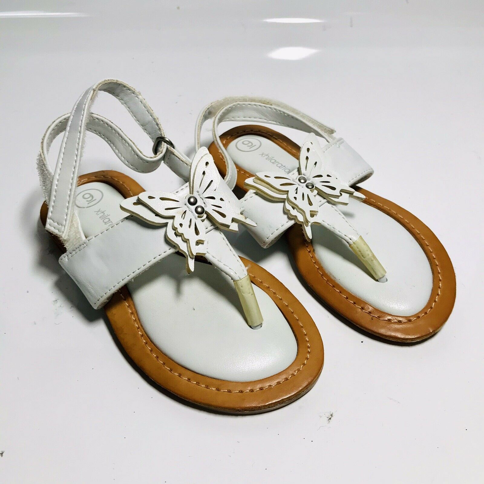 Sweet Summer Xhilaration  Girls Size 9 White Leather Sandals with Flowers - $9.99