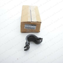 New Genuine OEM Nissan Armada Titan QX56 Rear Stabilizer Bar Bracket 562... - $49.76