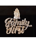 *10k Yellow Gold Diamond Talking Charm Pendant Family First - $46,734.88 MXN