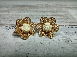 Vintage Delicate Goldtone Flower w/ Carved Cream Rose Clip On Earrings 3/4&quot; - £12.17 GBP