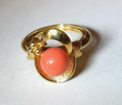 Avon SPINDRIFT Cocktail RING adjustable M Gold tone Coral Colored Bead 1970s VTG - £15.52 GBP