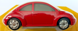 Maisto Volkswagen New Beetle Bug 1:64 Scale Red, New Condition on a Cut ... - €12,78 EUR