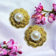 Signed MONET Faux Pearl Cabochon Ridged Gold Tone Earrings Vintage - £17.98 GBP