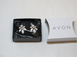 Ladies Women's Avon Floral Clusters Oversized Stud Earrings F3912771 NIP NEW ;; - £12.19 GBP