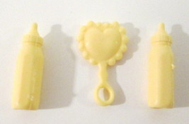 Mattel 1984 Barbie HEART FAMILY Pastel Yellow Baby Bottles and Rattle - £9.59 GBP