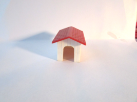 Plasticville 0 Scale Doghouse Red Roof 1&quot;H  H7 - $6.60