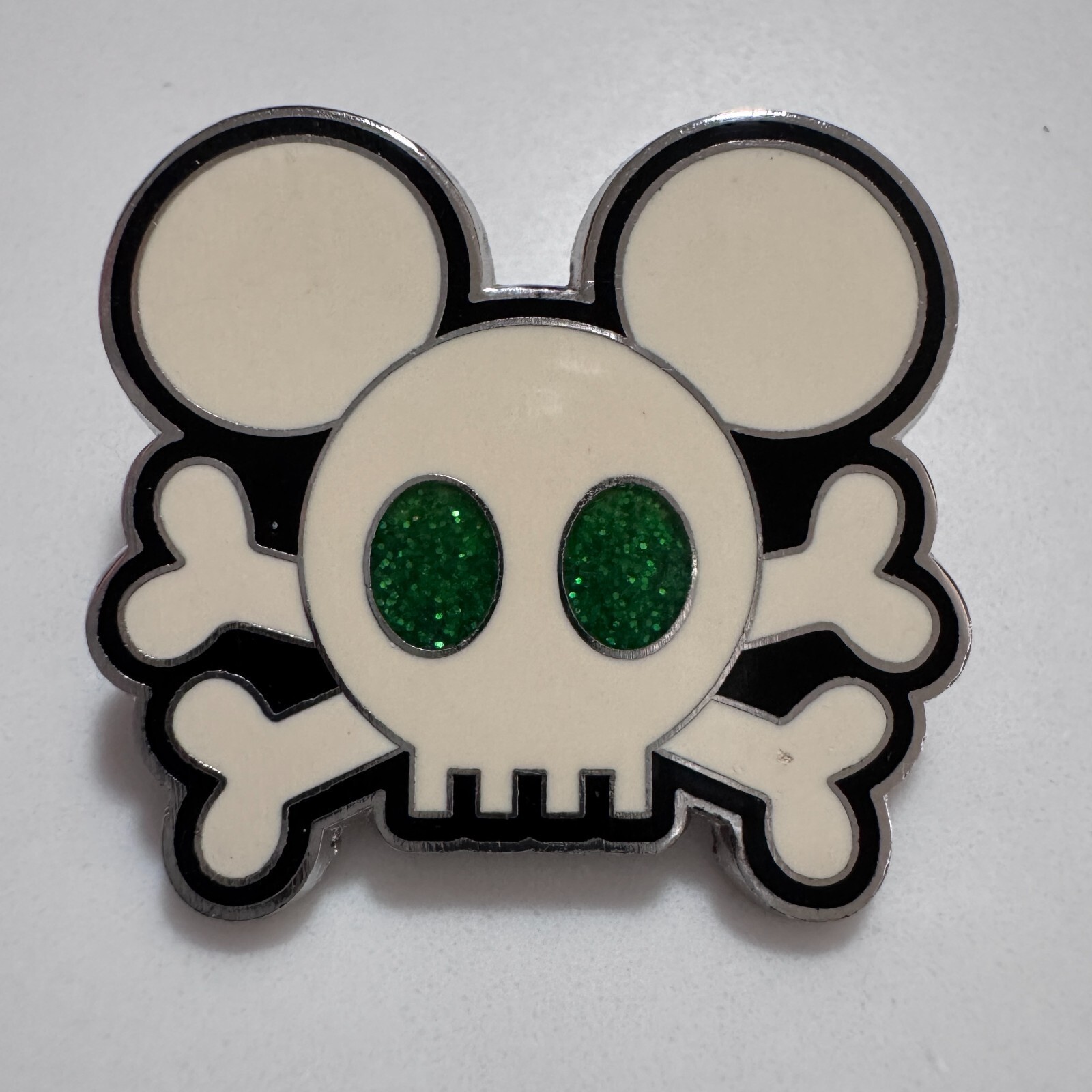 Disney 2009 Mickey Mouse Icon Pirate Skull Crossbones Green Eyes 80260 Pin - $10.88