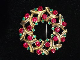 Eisenberg Ice Christmas Wreath Brooch Pin Red Green Rhinestone Gold Tone Setting - £26.25 GBP