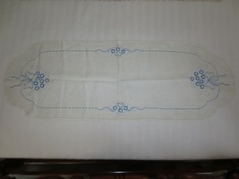 Vtg. Blue Daisies &amp; Blue Bow On White Linen Dresser Scarf - 14&quot; X 41&quot; - £7.96 GBP