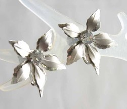 Prong Set Crystal Rhinestone Silver-tone Flower Screw-on Earrings 1950s vint. 1&quot; - £9.80 GBP
