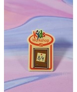 Vintage Home Depot Kids Workshop &quot;8/4&quot; Lapel Pin/Pinback, 1.5&#39;&#39; - €5,99 EUR