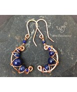 Handmade lapis lazuli earrings: criss cross copper wire wrapped crescent... - €25,67 EUR