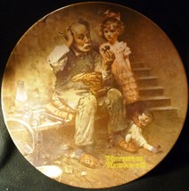 KNOWLES NORMAN ROCKWELL&#39;S CHRISTMAS COLLECTIBLE PLATE &#39;THE COBBLER&#39; 1979 - £3.16 GBP