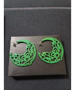 Avon Holiday Christmas Glitz Sparkle Earrings Green Filigree Glitter Dangle - $20.37 CAD