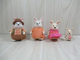 Little Li'l Woodzeez Lil Hoppingood White Bunny figures family of 4 w/ book - $12.71