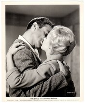 Alfred Hitchcock&#39;s THE BIRDS (1963) Rod Taylor Kisses Tippi Hedren Before Attack - £51.11 GBP