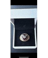 14k Disney Custom Synthetic Mickey Globe Cast Member Service Award Pin Ring - €601,82 EUR