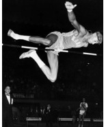 WILT CHAMBERLAIN 8X10 PHOTO KANSAS JAYHAWKS PICTURE NCAA HIGH JUMP - £3.85 GBP