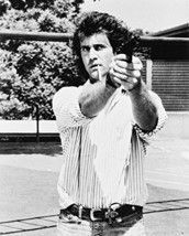 Mel Gibson Lethal Weapon Pointing Gun 16X20 Canvas Giclee - $69.99