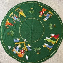 Vintage Felt Bucilla Christmas Tree Skirt/Table Cloth Sequins Nativity C... - $596.48 MXN