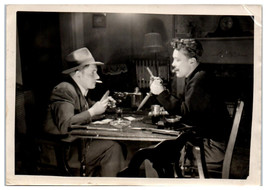 Old Photo Deux Hommes Faisant Valoir À Poker Table Avec Couteaux À - £34.54 GBP