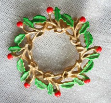 Festive Enamel Holly Christmas Wreath Gold-tone Brooch 1970s Vintage - £10.26 GBP