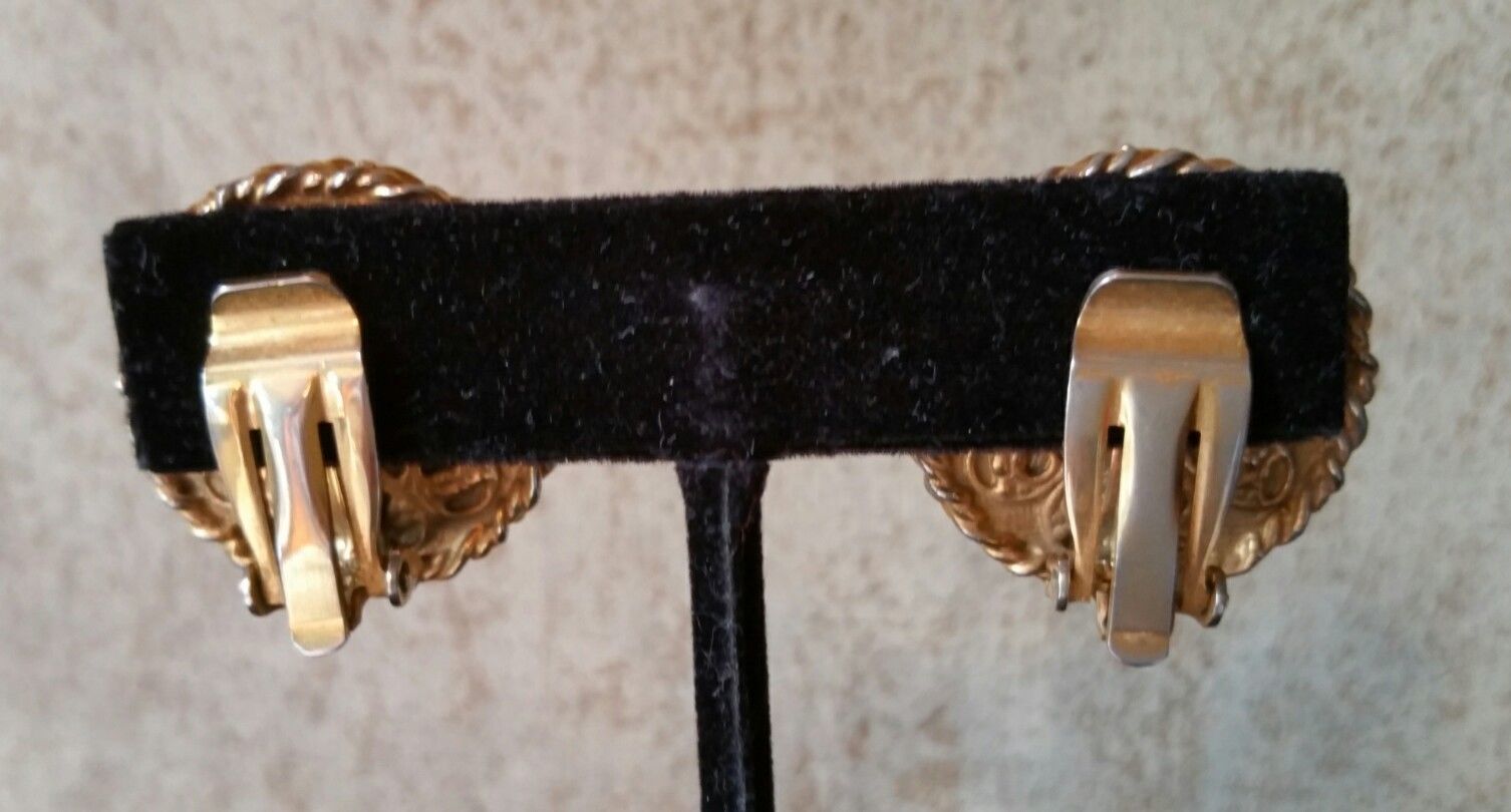 Unbranded Vintage Mid Century Gold Tone Faux Black Onyx Button Clip On Earrings Item image 5