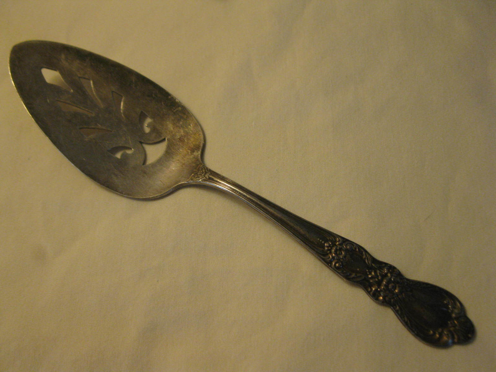 Rogers Bros. 1847 Heritage Pattern large 8.5" Silver Plated Cake Server  - $12.00
