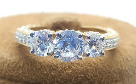 3 KT Rotondo Tre Pietre Diamanti Finti Fidanzamento Anello 14K Oro Giallo Plated - £180.29 GBP