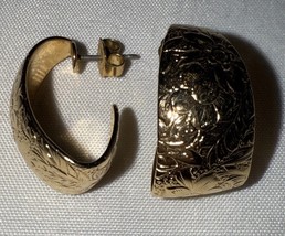 Gold tone Embossed texture Hoop Pierced Earrings - $180.99 MXN